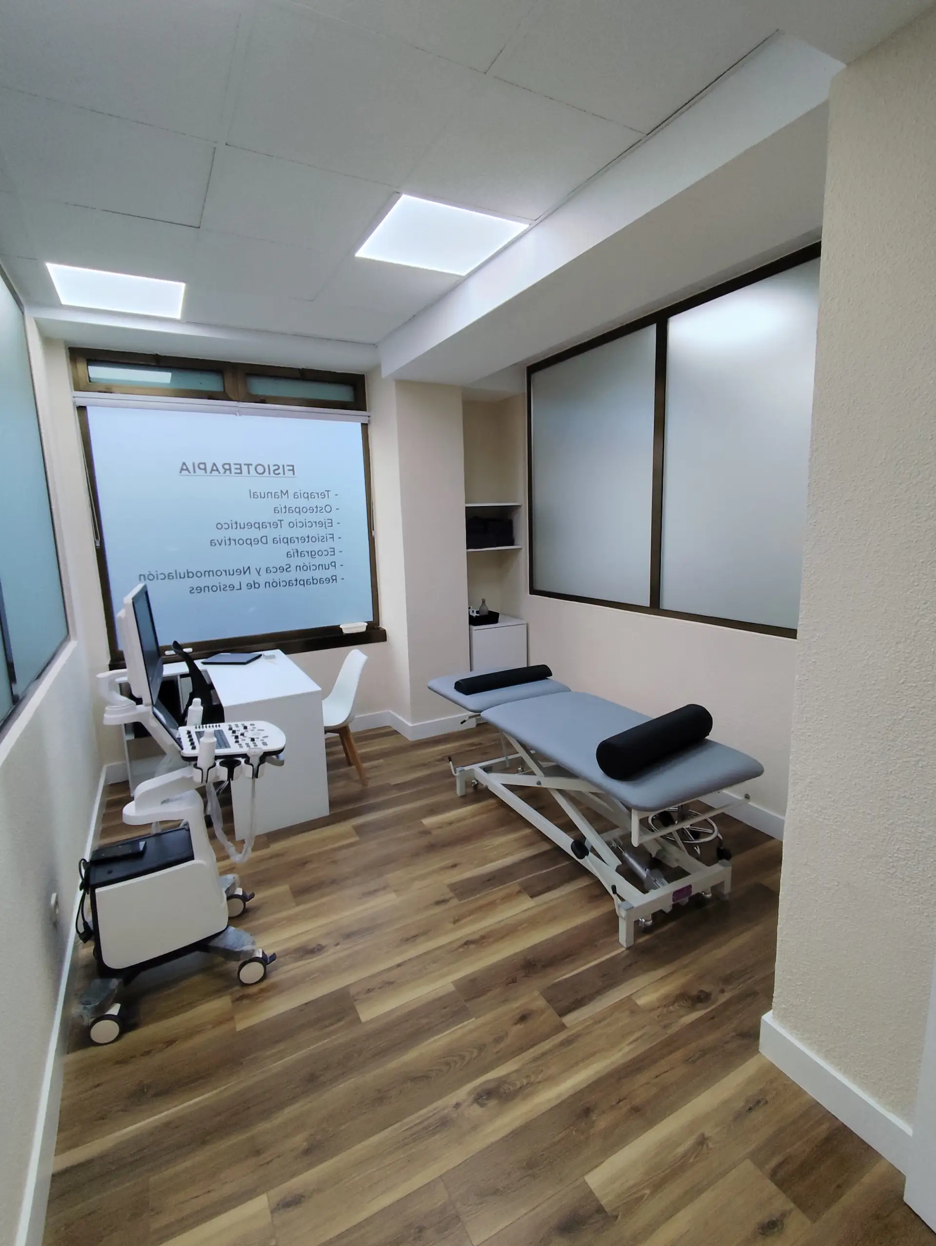 Sesión de pilates terapéutico con máquinas